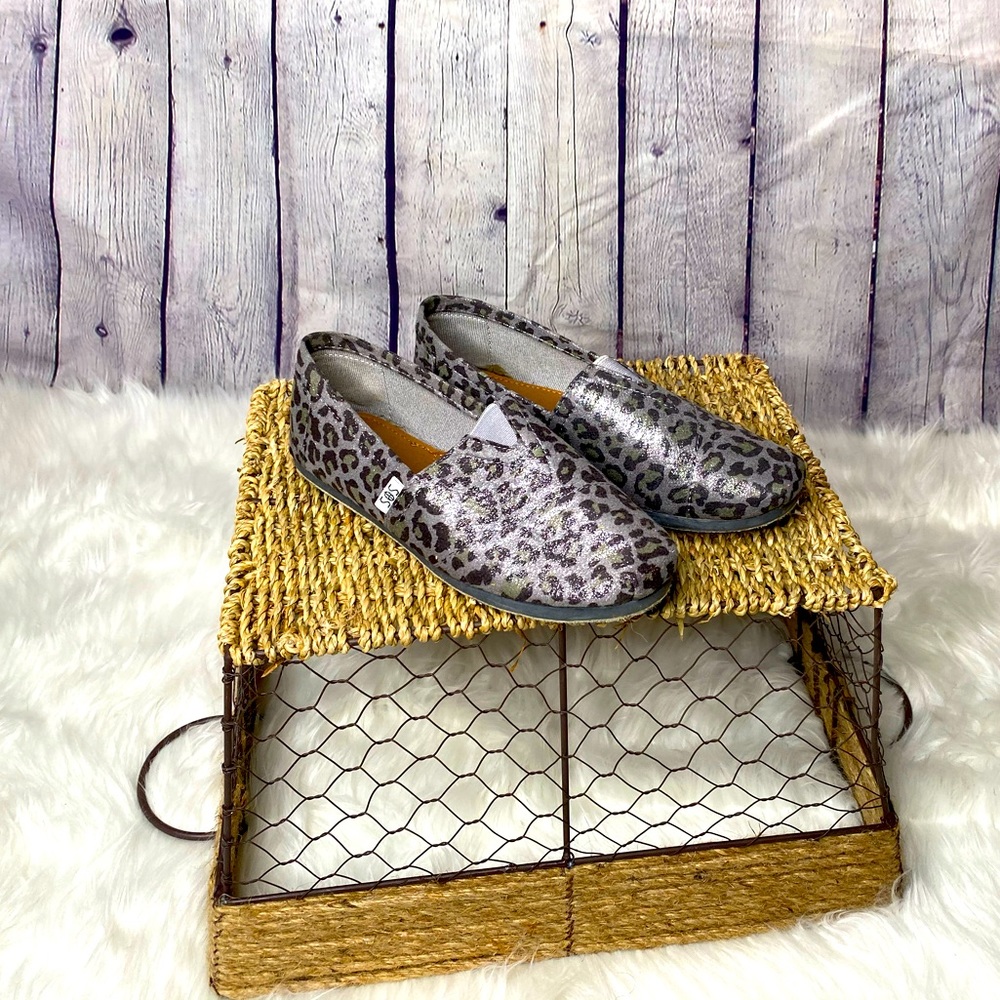 ⭐️Sz. 8 SOS brand TOMS inspired silver cheetah⭐️